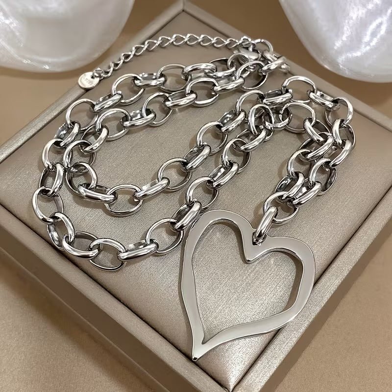 Chunky heart necklace 🤍