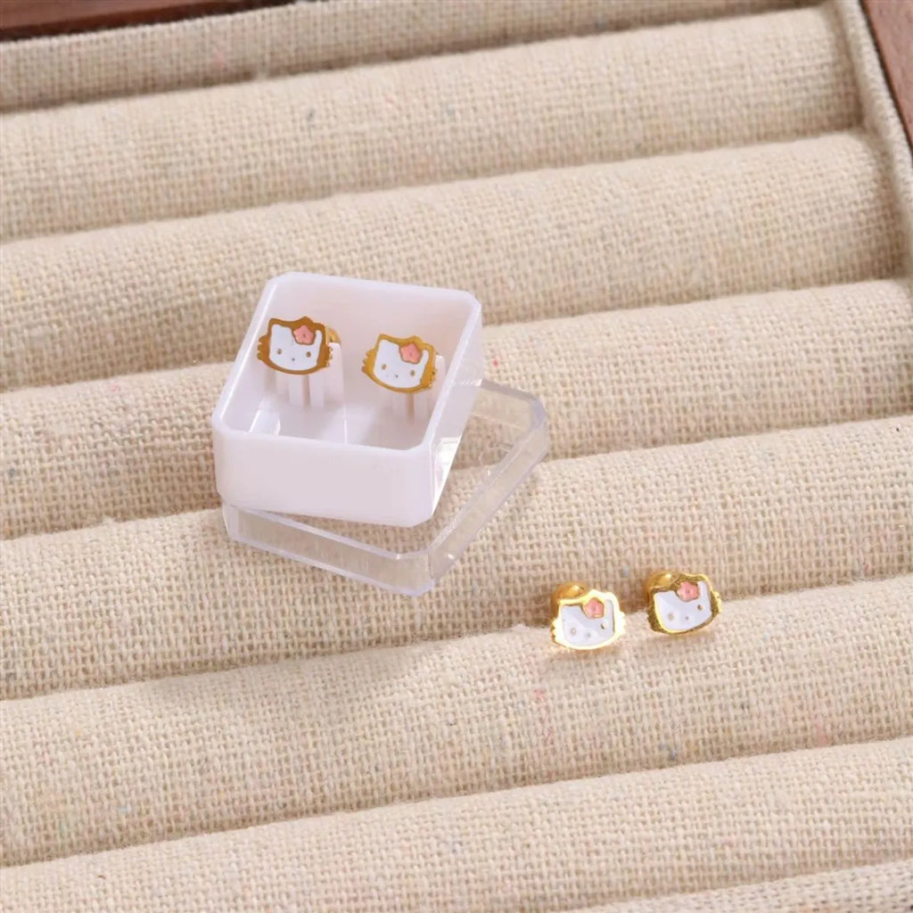 Hello Kitty earrings 🤍