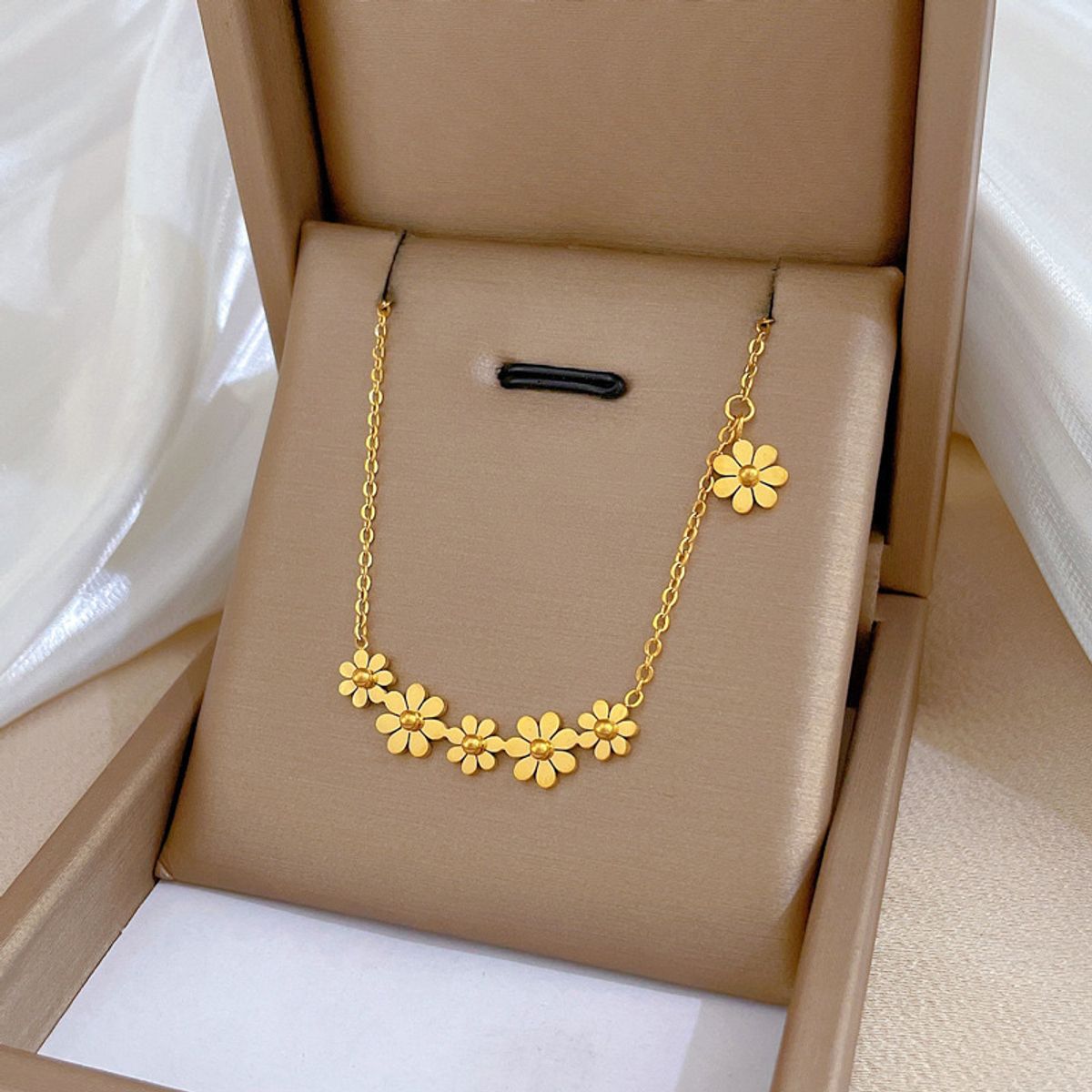 Pia necklace